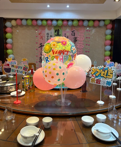 회사 직원 생일 파티: 밝은 무대 조명과 따뜻한 기업 분위기